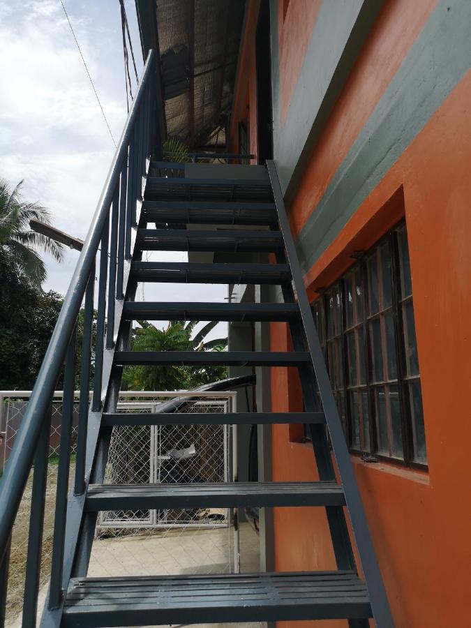 Estrelle Orange House - Backpackers Hub Puerto Princesa Exterior foto