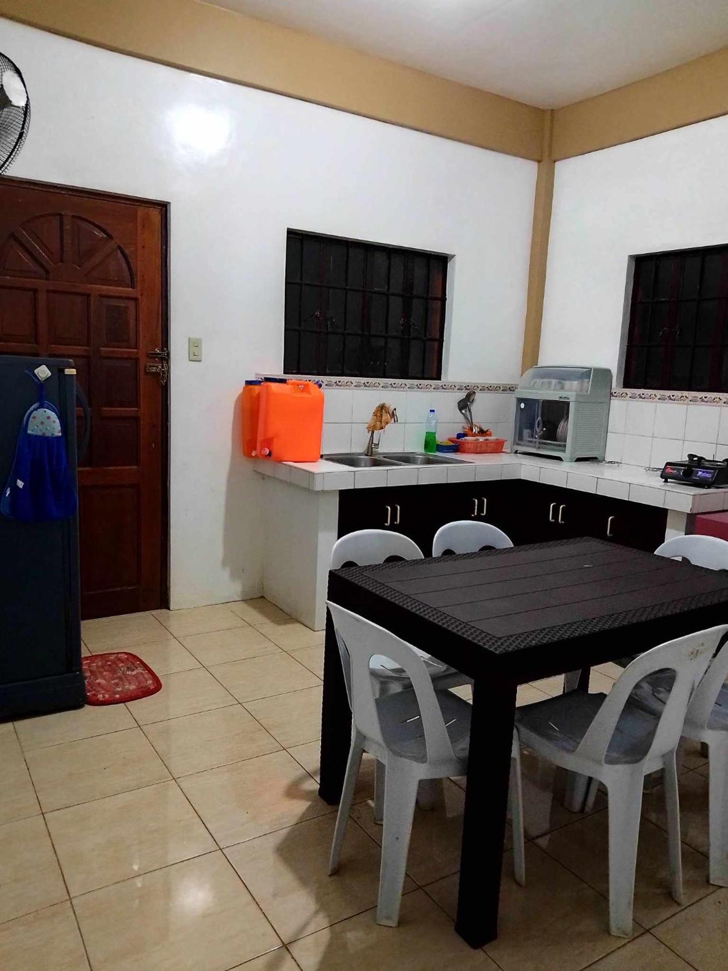Estrelle Orange House - Backpackers Hub Puerto Princesa Exterior foto